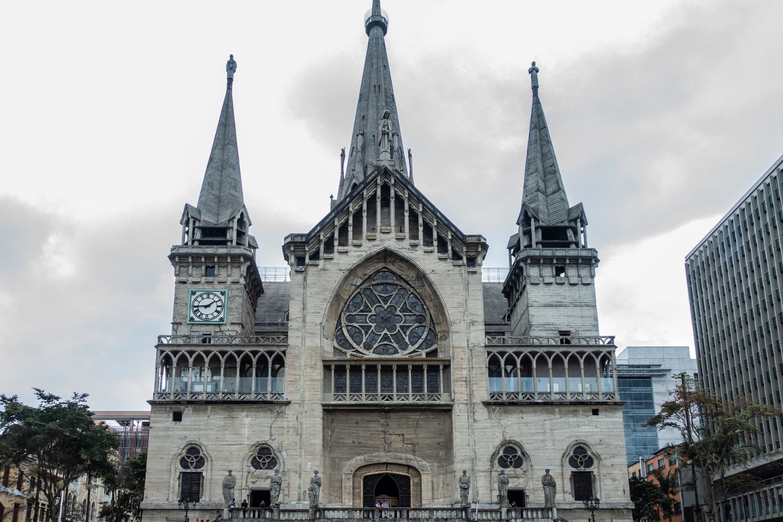 Catedral de Manizales y paisaje urbano