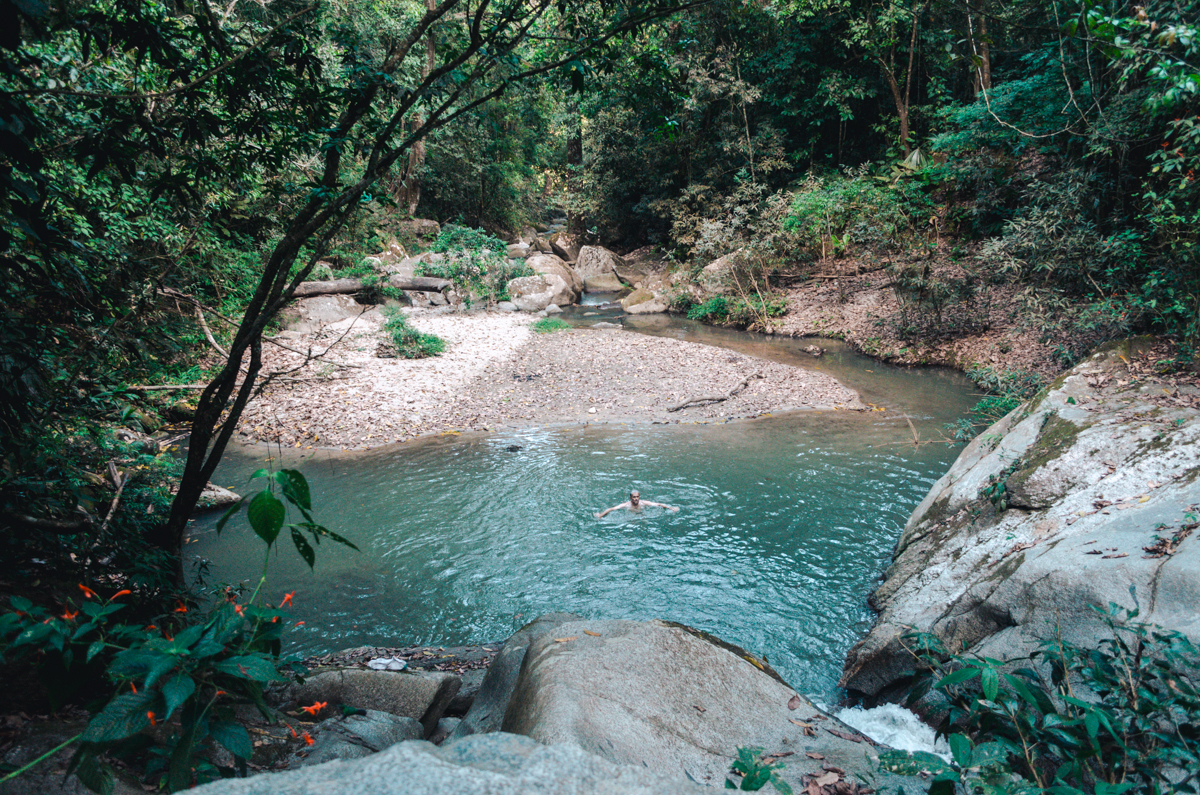Cascada en la selva tropical de Minca