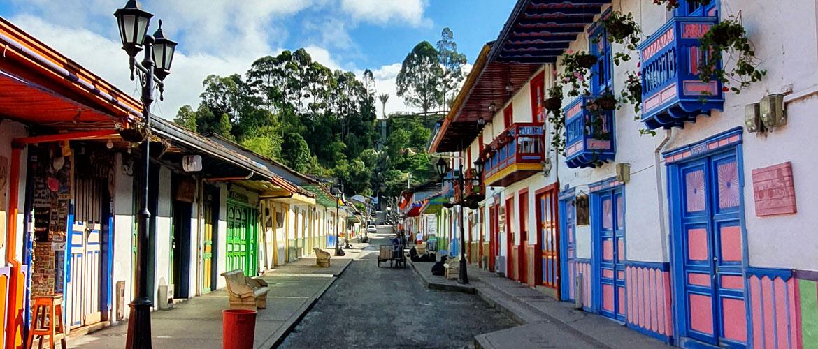 Coloridas calles de Salento con arquitectura tradicional