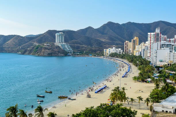 Atardecer en el malecón de Santa Marta con vista a la bahía