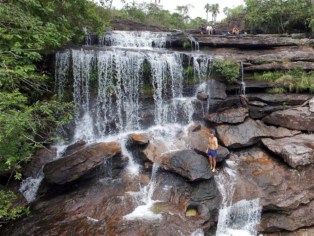 Wasserfall am Caño Cristales mit kristallklarem Wasser