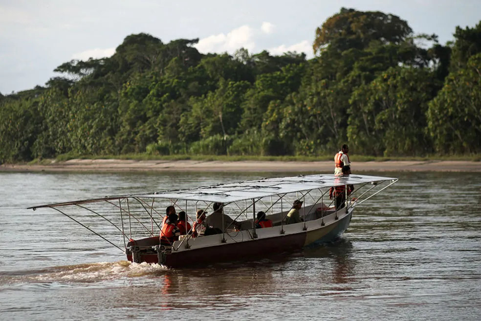 Navegación por el río Amazonas al atardecer