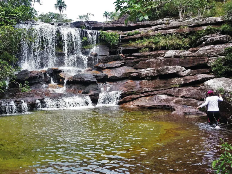 Natürliche Becken am Caño Cristales, in denen Baden erlaubt ist