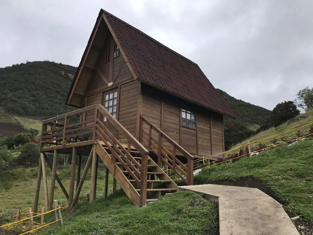 Camino entre montañas en Colombia